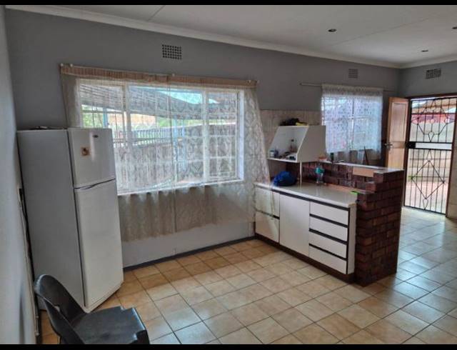 3 BEDROOM HOUSE FOR SALE IN GERMISTON CENTRAL
